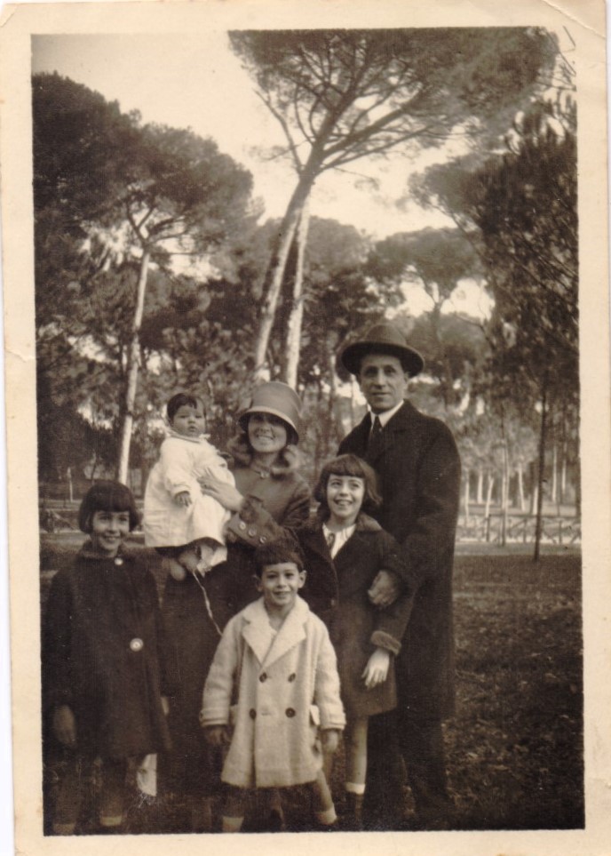 <b>La famiglia Calzolari nel 1924.</b>
<br>Vittoria è nata da qualche mese e tutta la famiglia Calzolari si fa ritrarre nei giardini di Villa Borghese a Roma. Da sinistra a destra: la sorella Fernanda, Vittoria in braccio alla madre Teresina Pescatori, il fratello Roberto, il padre Pietro e la sorella Adele. 
<br>Fonte: archivio privato Monica Calzolari (per gentile concessione).